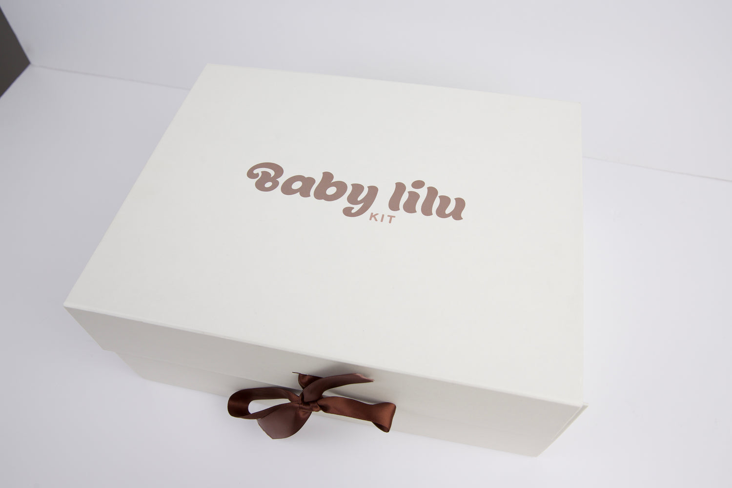 Branded baby gift box with a brown ribbon – elegant and perfect for gifting.